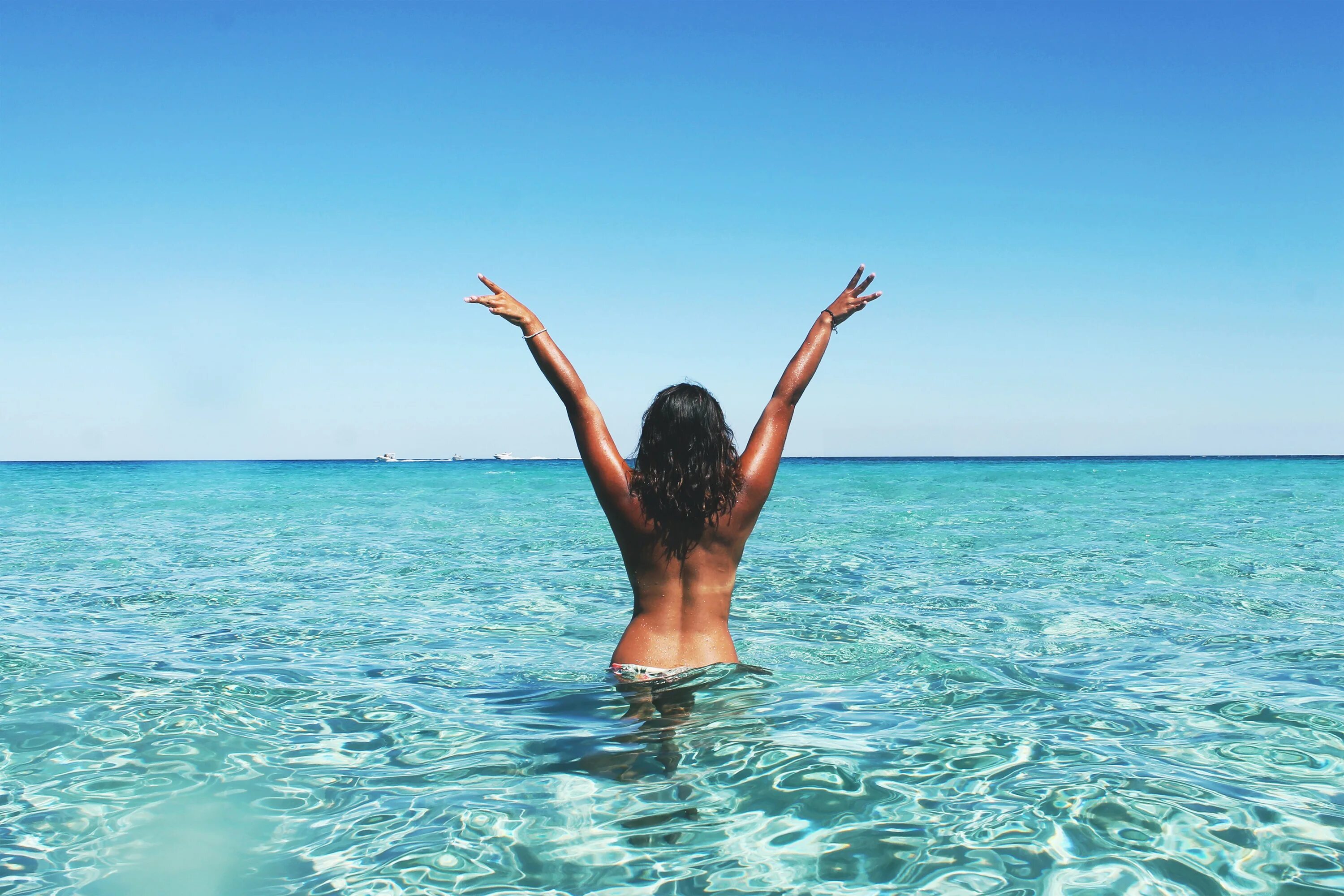 In summer or in the summer. Девушка-море. Фотосессия на море. Красивые девушки на море. Девушка и океан.