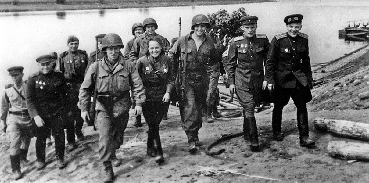 25 апреля 1945. Встреча союзников на эльбе (25 апреля 1945 г.).. 25 апреля 1945 на реке эльба. река эльба встреча союзников. встреча советских и американских войск на эльбе в 1945.
