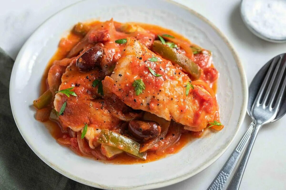 Треска в томатном соусе. Рыба тушеная с овощами. Рыба в томатном соусе. Рыба с овощами в томатном соусе.