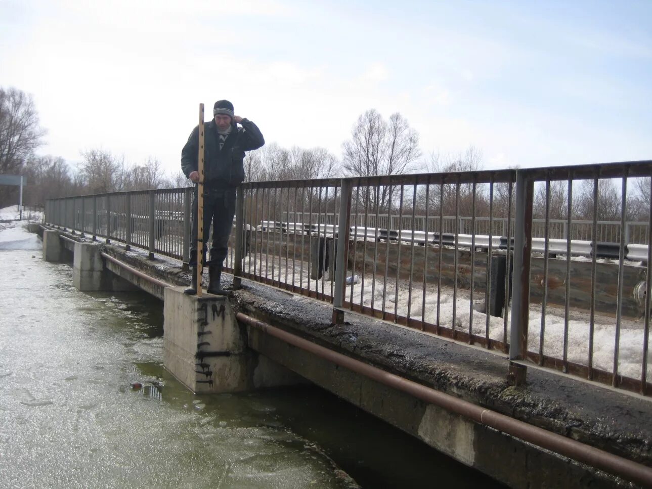 Водомерный пост томь. Свайный гидрологический пост. Реечный водомерный пост. Свайный гидрологический пост. Водомерная рейка гм-3.