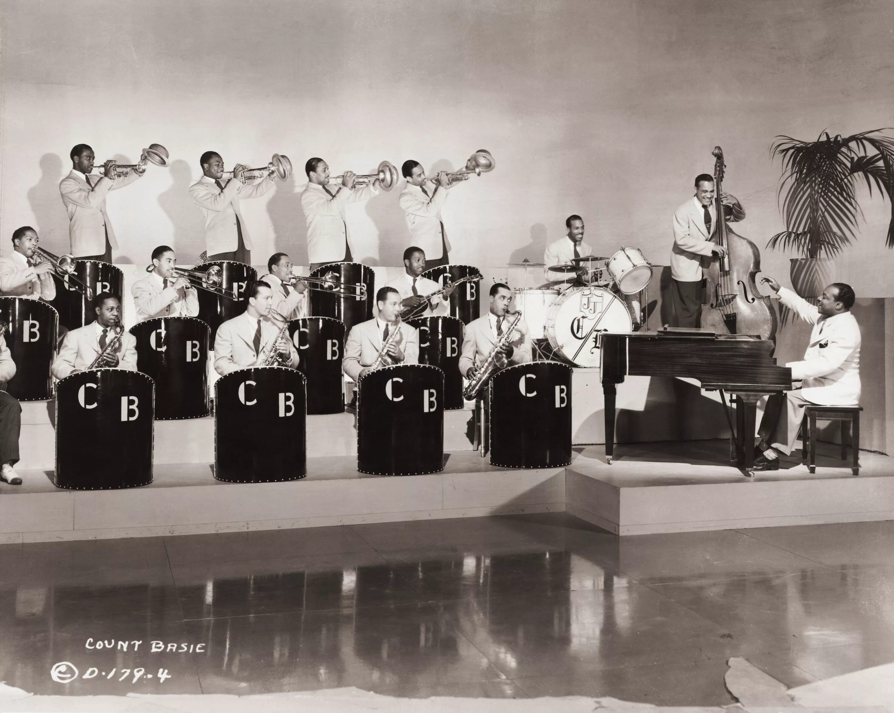 Count basie orchestra. Count basie and his orchestra. каунт бейси и его оркестр фото. биг бэнд.