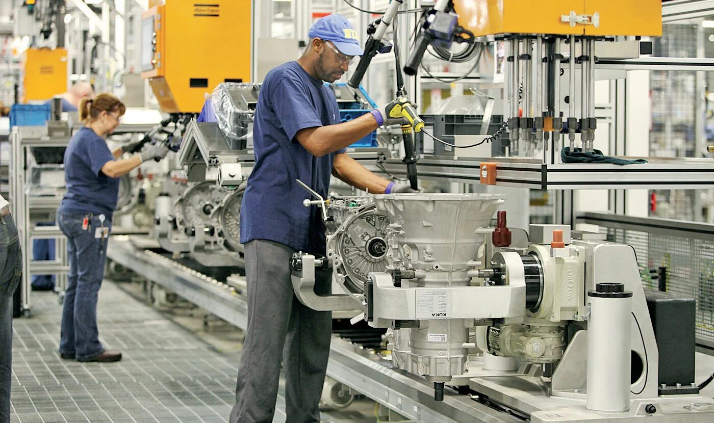 Завод zf в германии. Производство трансмиссий. Петербургский кировский завод. Завод трансмиссии. Ооо «цф кама».