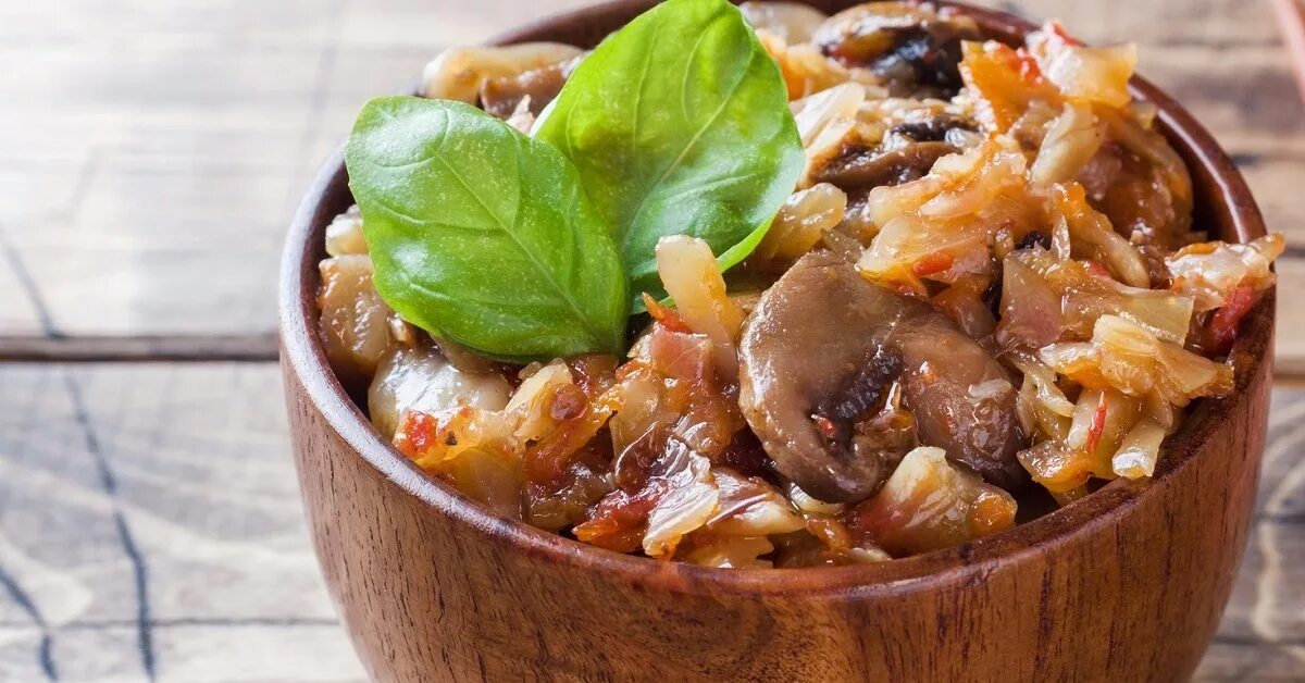 Капуста с грибами на зиму. Солянка с грибами и капустой. капустная солянка с грибами. тушеная капуста с шампиньонами. грибная солянка на зиму.