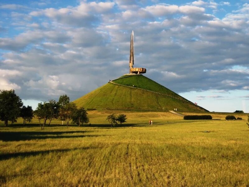 Курган холм. Мемориальный комплекс Курган славы. Курган славы Минск. Мемориальные комплекс Курган славы Беларусь. Земляной Курган.