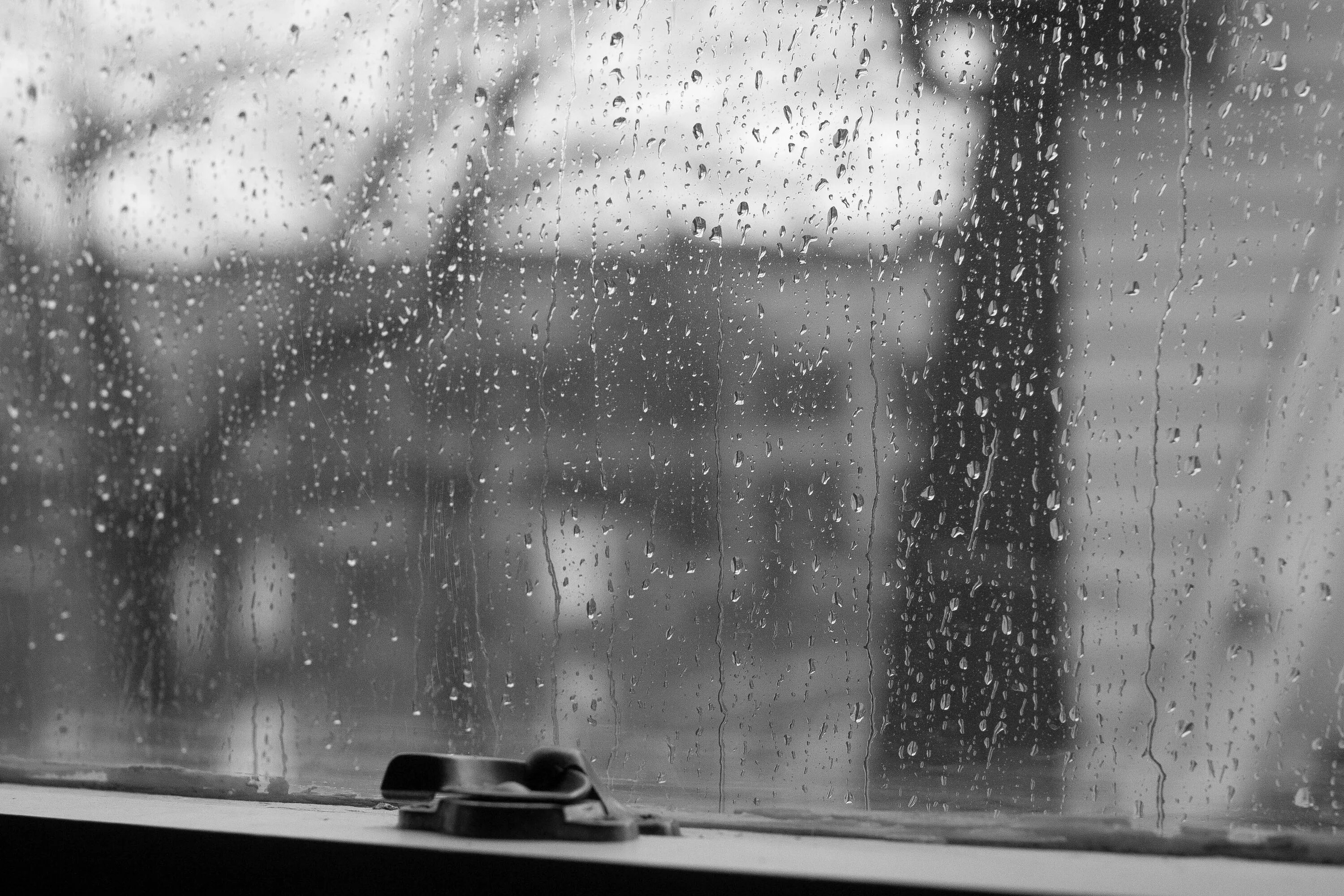 Мс дождь. Дождь за окном. Дождь в окне. Дождливое окно картинки. Дождь за окном фото.