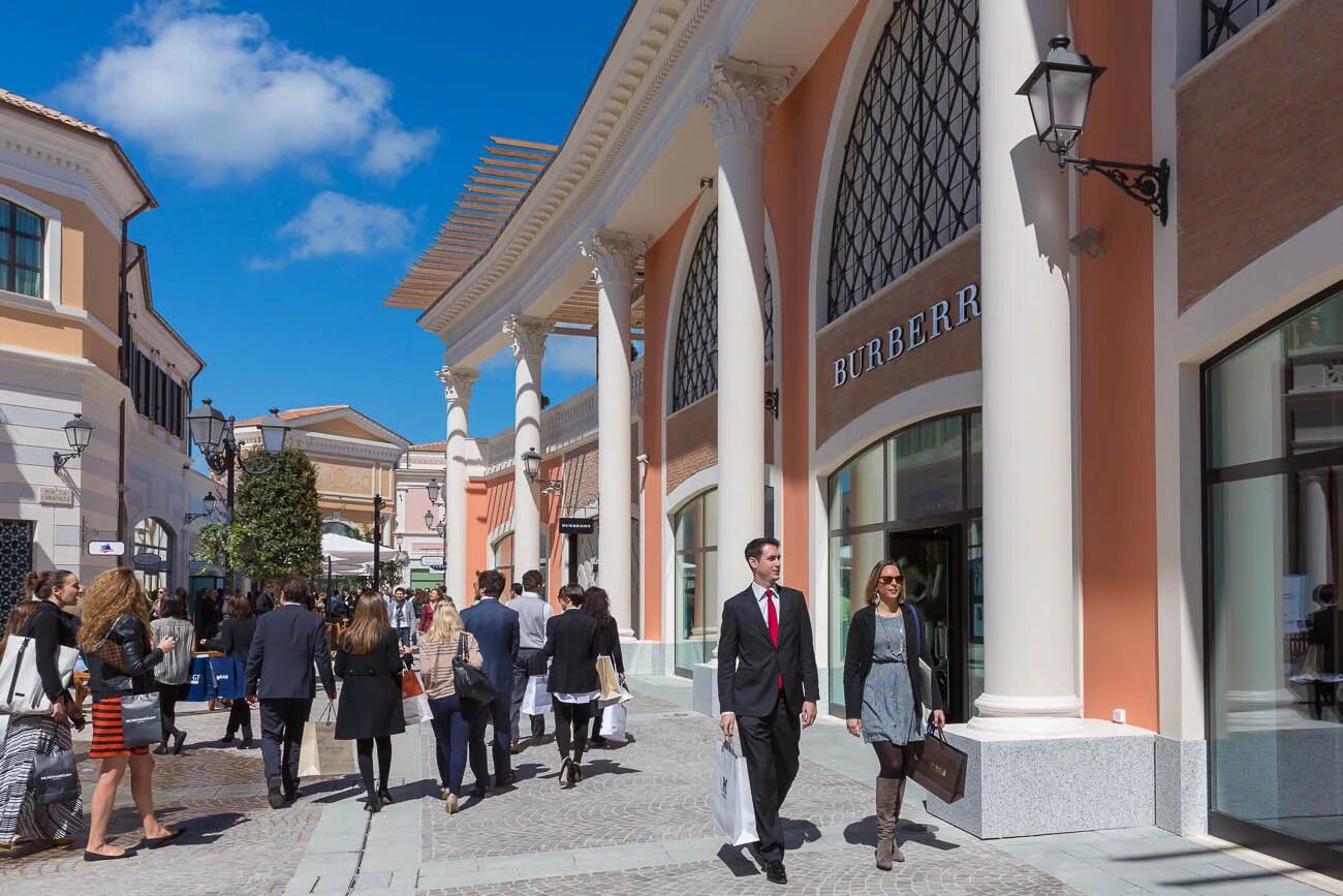 Outlet am. Кастель Романо аутлет. Лацио Castel Romano Designer Outlet. Аутлет MCARTHURGLEN Италия. Аутлет Италия Брешия.