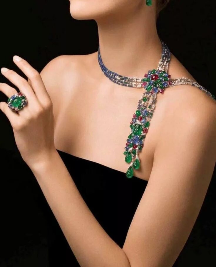 Бижутерия фото. Ожерелье Картье. Бижутерия с зелеными камнями. Колье из драгоценных камней. Эксклюзивная бижутерия.