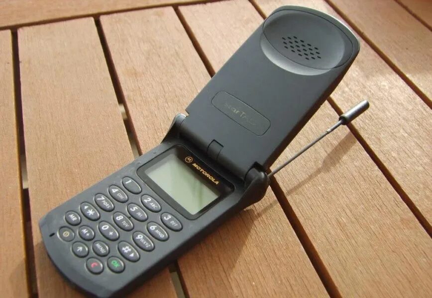 Старый телефон с антенной. Motorola STARTAC 130. Motorola STARTAC (1996 год). Motorola STARTAC (1997). Телефон-раскладушка Motorola STARTAC.