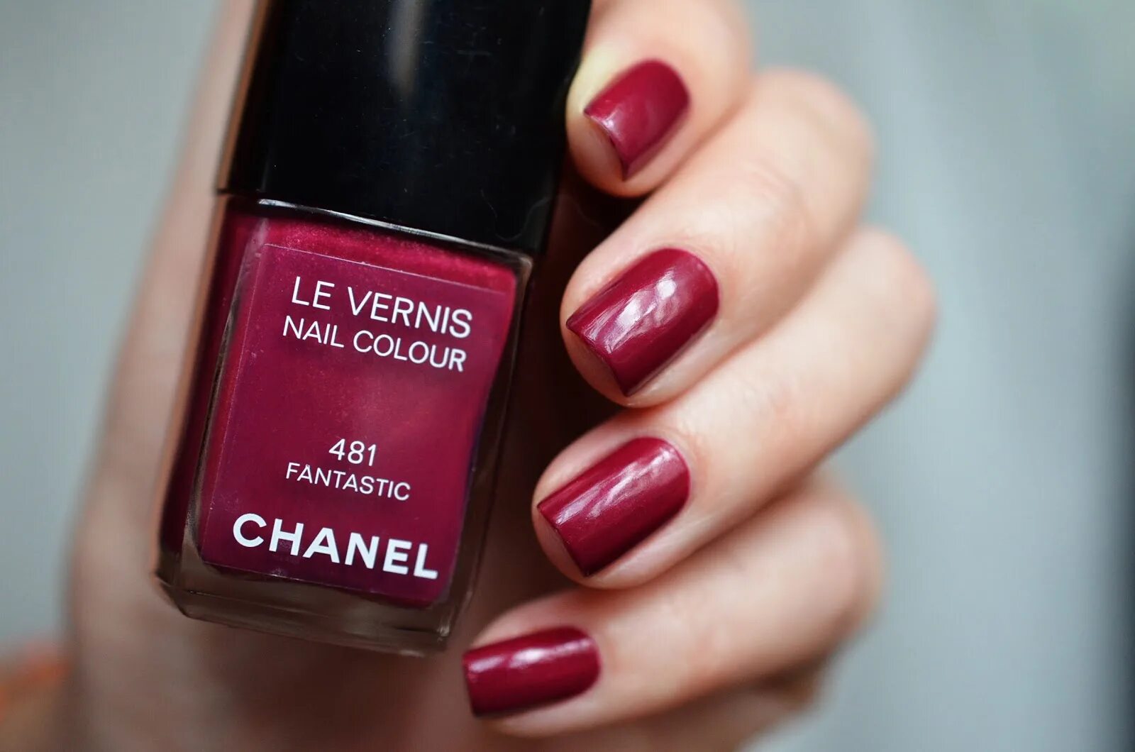 Лак vernis. Лак vernis. Ногти гель лак шанель. Youtube vernis. Chanel 913 rouge intemporel.