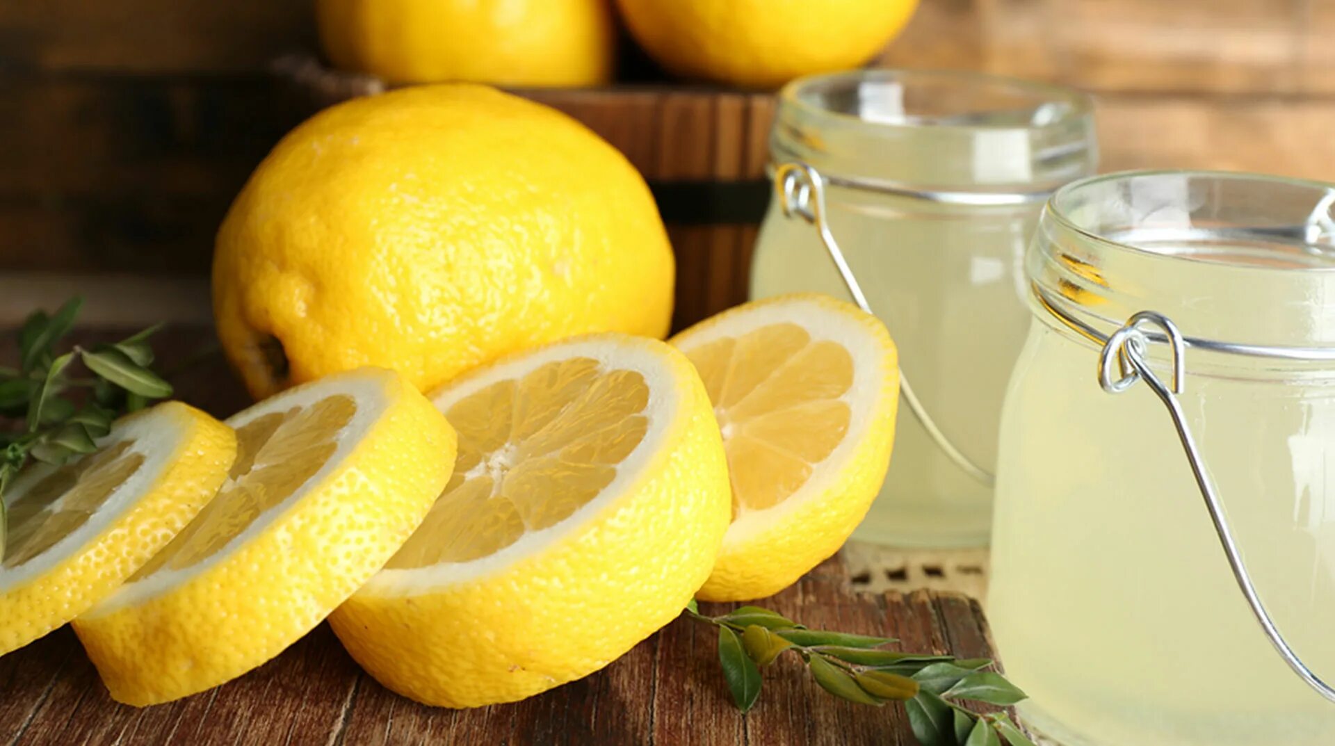 Лимонный сок из лимонов. Лимон. Лимонный Фреш. Сок лимона. Лимон в зубах.