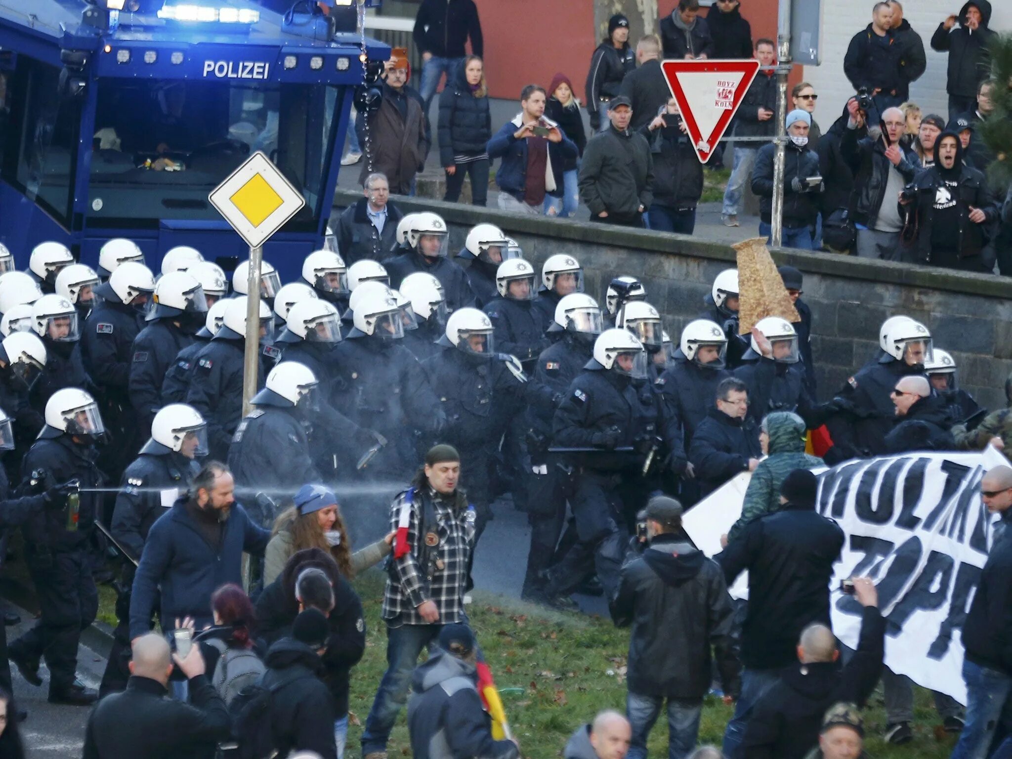 Нападение массовый. Беспорядки в Кельне. Полиция Германии на митинге. Нападения в Кёльне, Германия. Полиция Кельна.