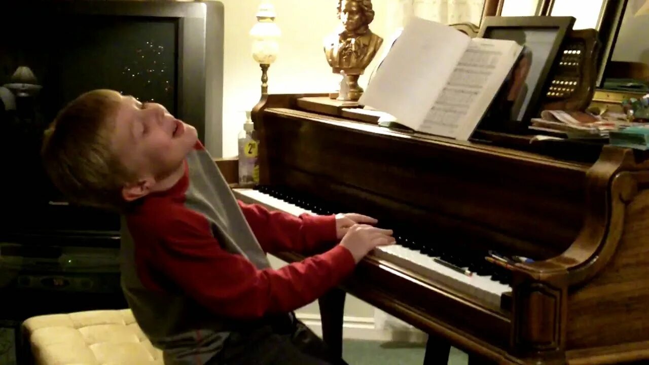 Аутизм и фортепиано. A boy Plays the Piano. Boy playing the Piano. Piano play song