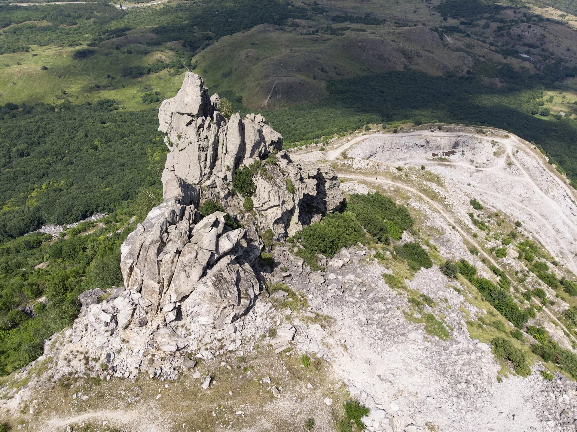 Змейка пятигорск. Гора змейка Пятигорск. Гора змейка Минеральные воды. Гора змейка Минеральные воды статуя. Памятник Сталину на горе змейка в Минводах.