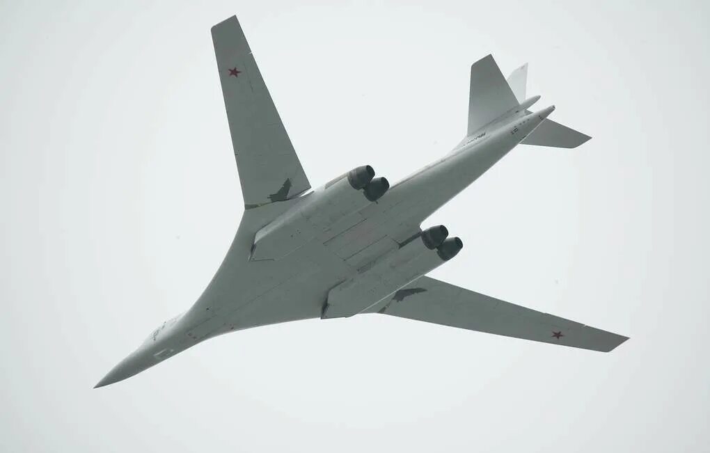 Ту 160 сколько штук. Ту-160 белый лебедь. стратегический бомбардировщик ту-160. ту-160 сверхзвуковой бомбардировщик. белый лебедь самолет ту 160.