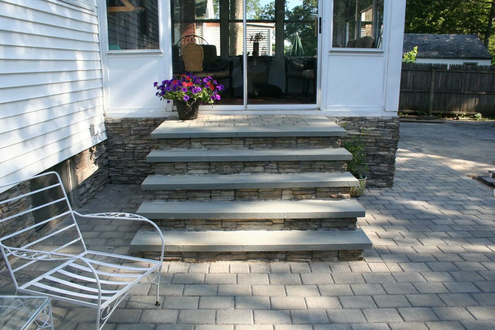 Крыльцо к дому. Ступеньки для крыльца. Каменные ступени для крыльца. Ступеньки в частный дом. Ступеньки для крыльца.