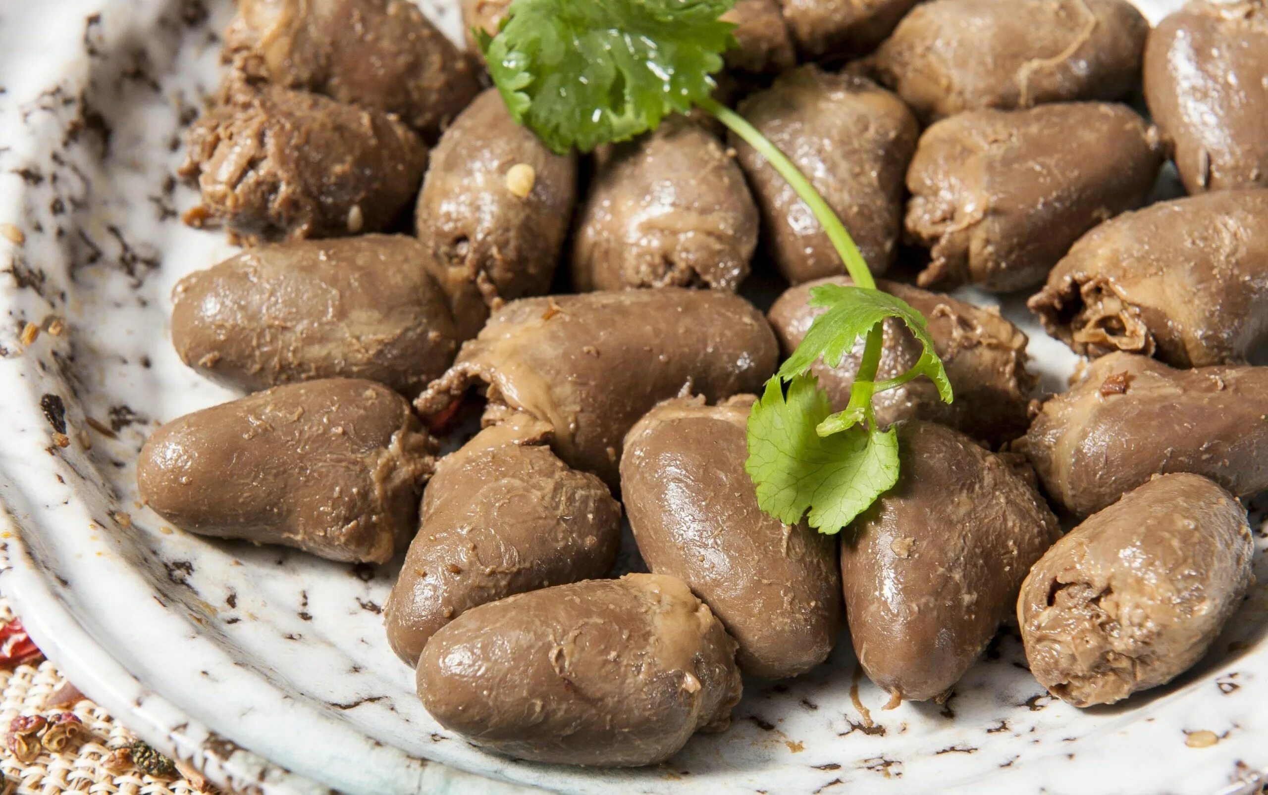 Сколько готовить куриные сердца. Куриные сердца вареные. куриные сердечки. сердце куриное. куриные сердечки готовые.