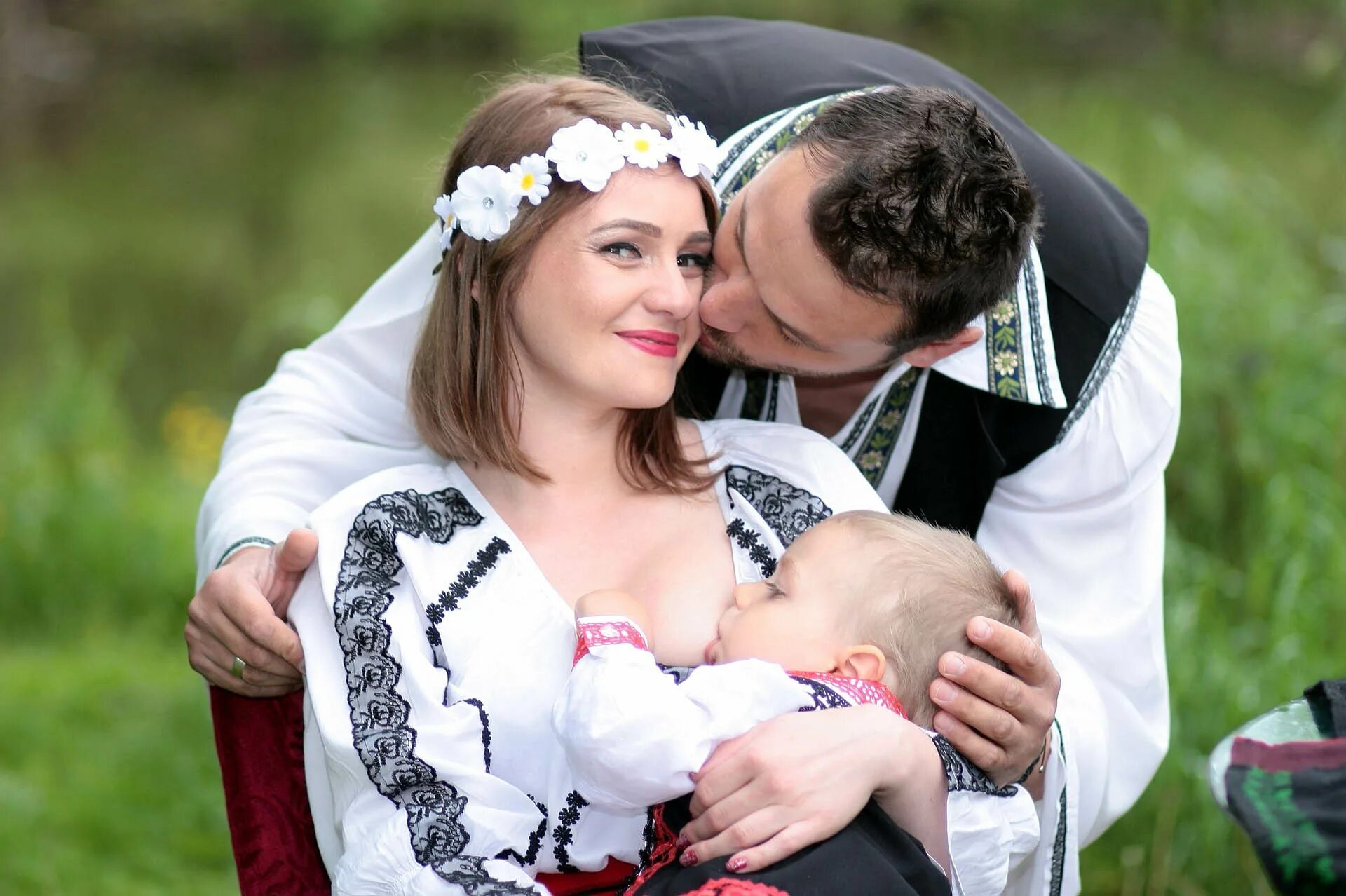 кормящие матери взрослых детей. кормление грудью. грудное вскармливание. кормящая мать. грудное вскармливание детей.