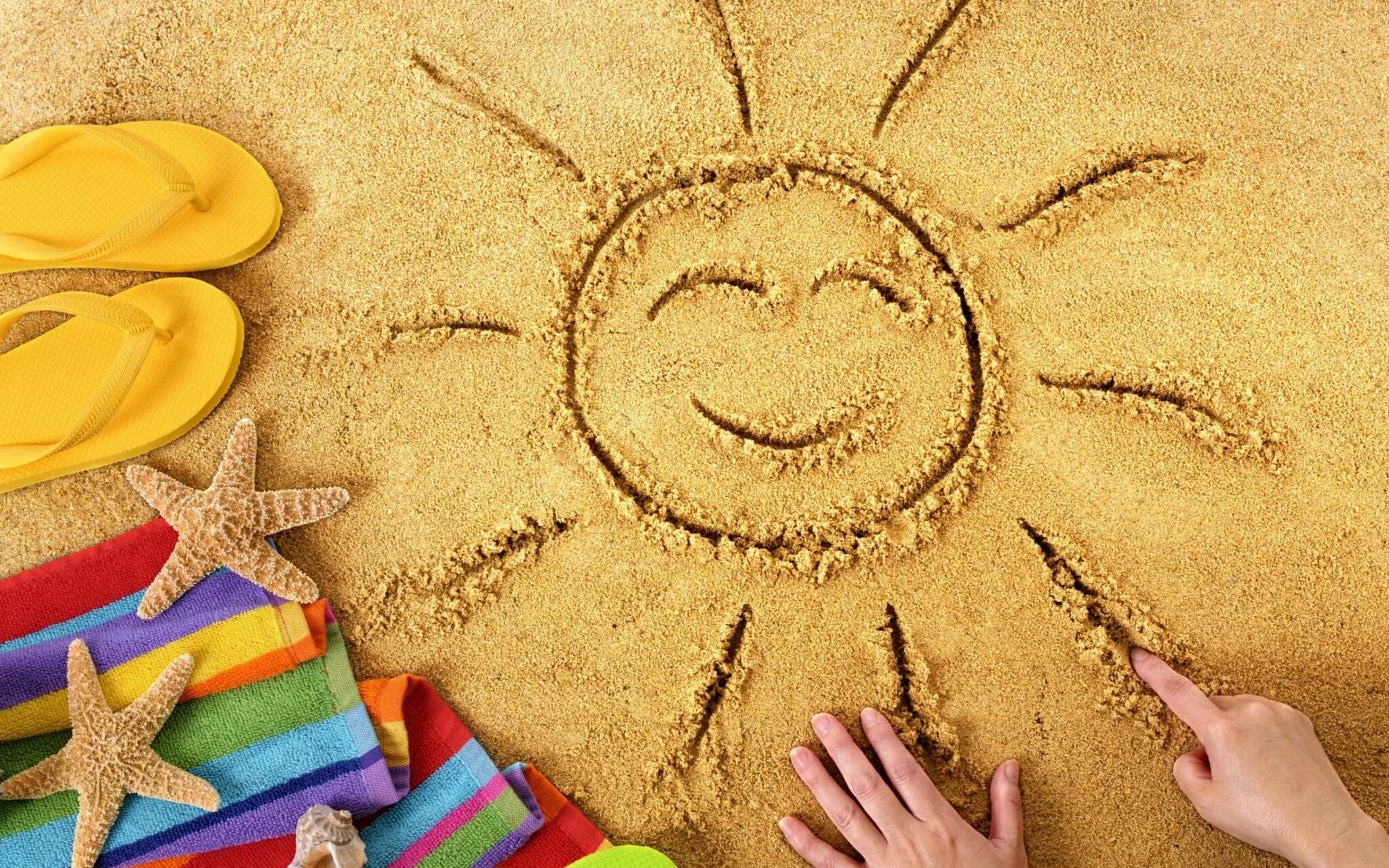 Песочная терапия. Солнце нарисовано на песке. Позитивные картинки. Летние каникулы.