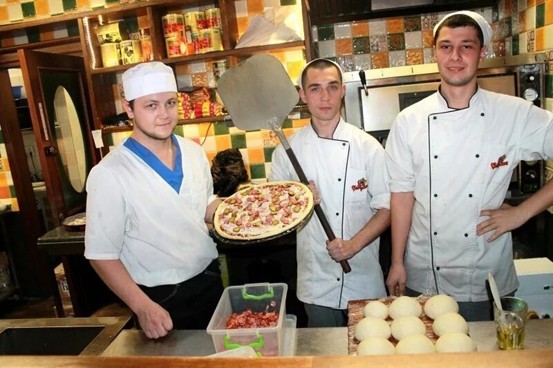 Пиццерии открылись. Работник пиццерии. Сотрудники пиццерии. Повар с пиццей. Персонал с пиццей.
