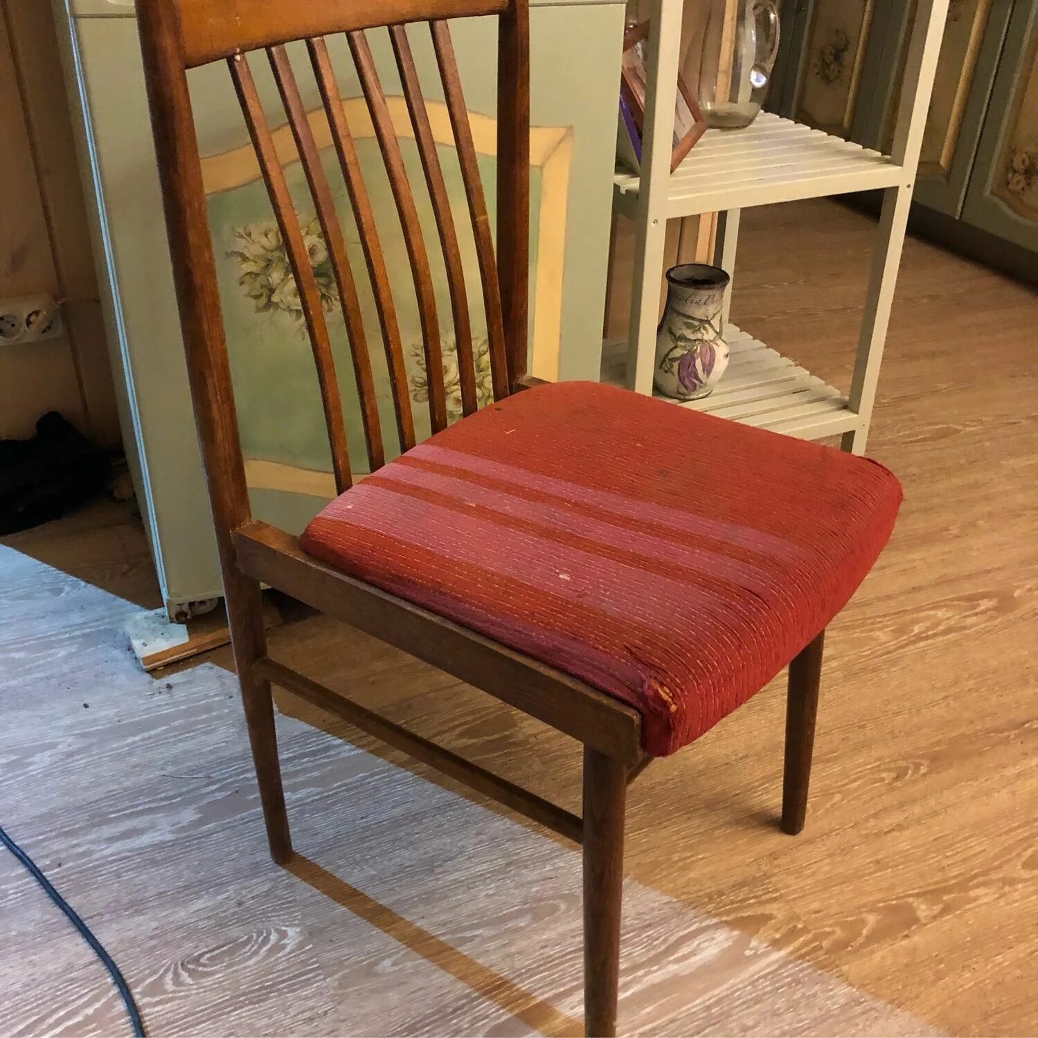 Старые сидушки. Старый стул со спинкой. Отреставрировать стулья деревянные. Реставрируем старый стул. Стулья советские деревянные.