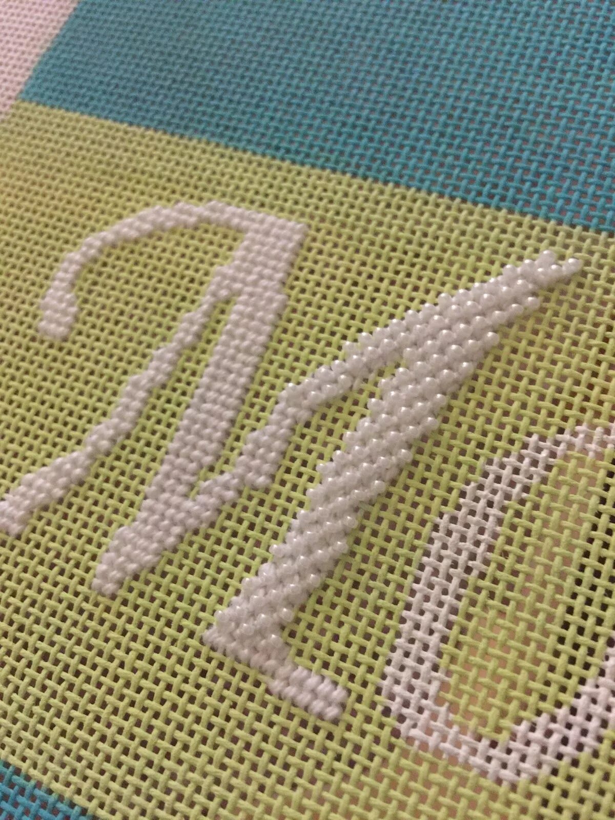 Техника вышивания букв. Вышивка инициалов. Вышивка гладью буквы. Вышитые буквы на вязаном изделии. Ручная вышивка букв.