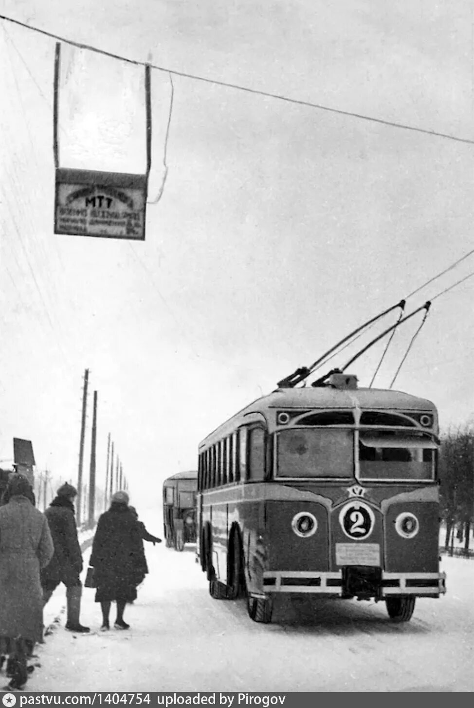 Московский троллейбус 1933 год. ЛК-1 троллейбус. 1933 В Москве началось регулярное движение троллейбусов. Первый троллейбус ЛК-1 1933.