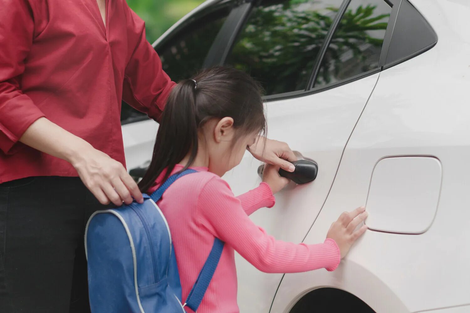 Pick up from school. Get into a car. Pick up Kids from School. Picking up a child. Children Drive car.