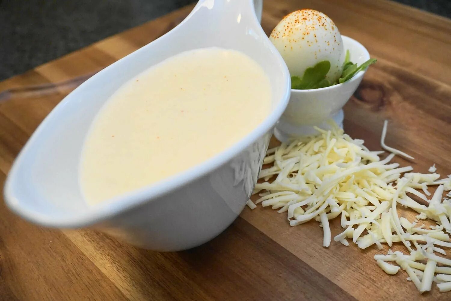 Соус со сливками и сыром рецепт. Сырный соус &quot;бешамель&quot;. соус морнэ. бешамель соус классический. соус бешамель с сыром.