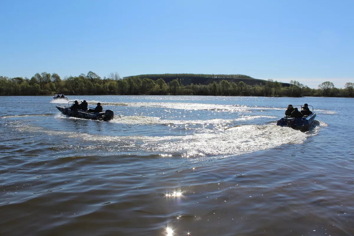 Рыбалка на Ветлуге в Нижегородской области. Рыбалка на реке Ветлуга Нижегородская область. Моторная лодка на реке. Моторка на реке.