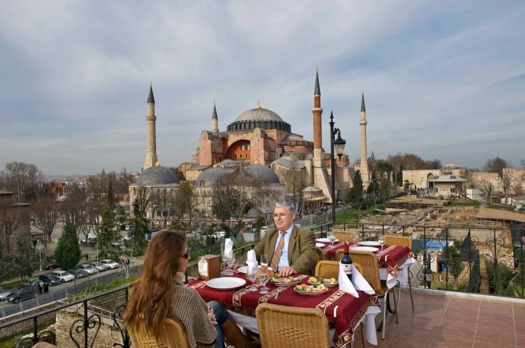 Стамбул гайс 0. Seven Hills ресторан Стамбул. Севен Хиллс отель Стамбул. Seven Hills Стамбул завтрак. Терраса Севен Хиллс Стамбул.