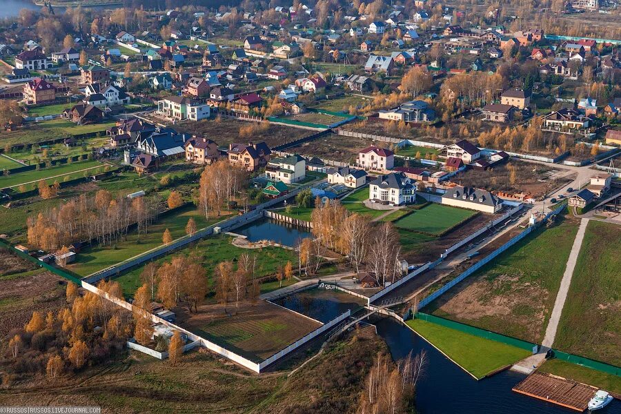 Пригороды россии. Рублёвка в Москве с высоты птичьего полета. Пригород России. Пригород Москвы. Рублевка с высоты.