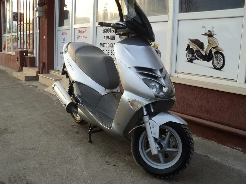 Априлия 250 скутер. Апреля леонардо скутер. Aprilia leonardo 250. Априлия леонардо 300. Скутер априлия 125.