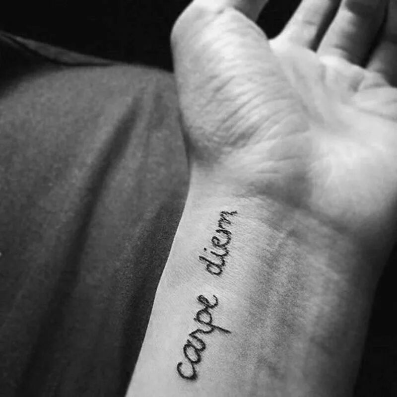 Карпе дием на руке. Карпе дием. Тату надпись на руке. Татуировка carpe diem на руке. Надпись на запястье.