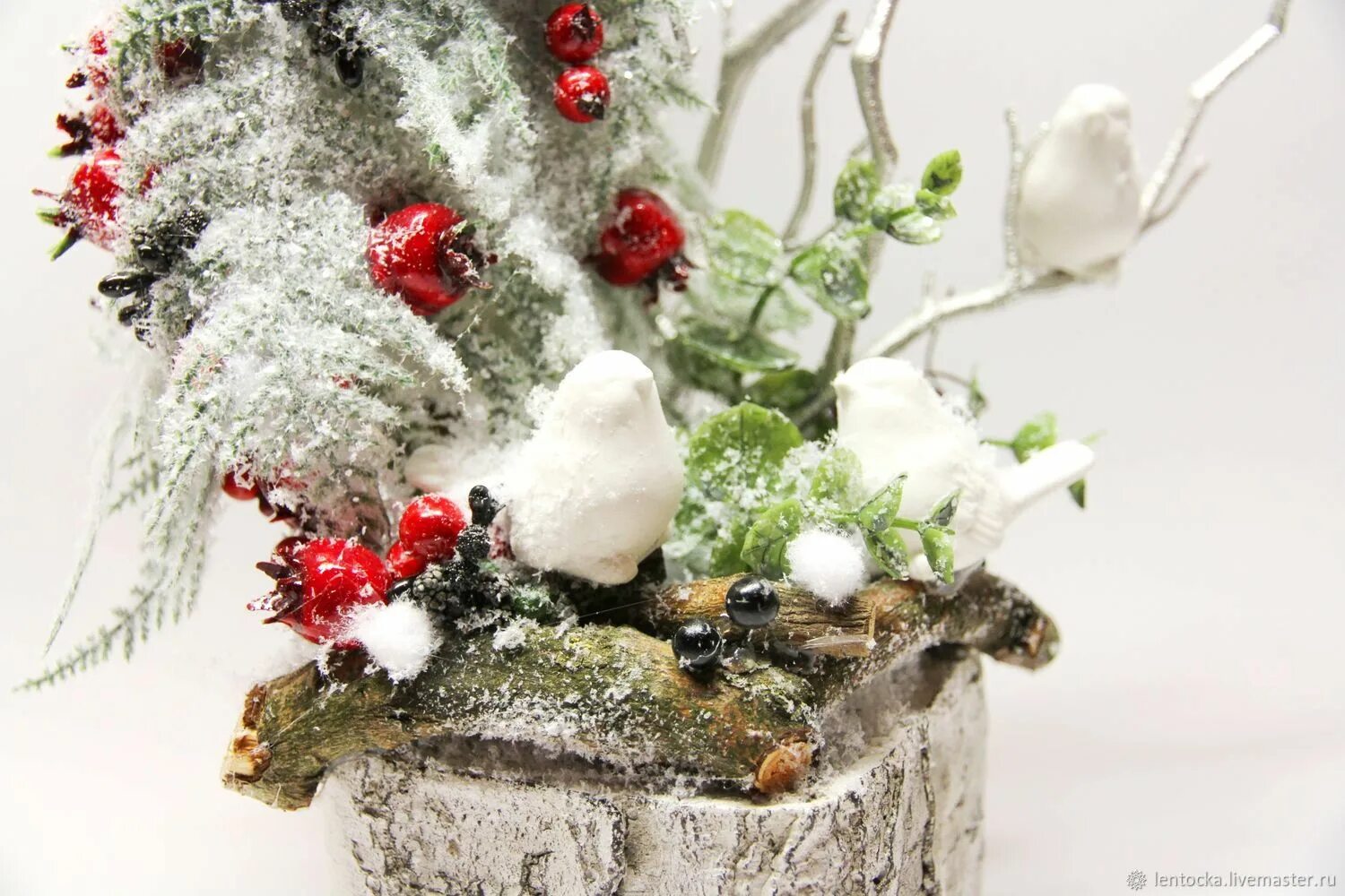 Как сделать зимнюю композицию. Зимняя композиция из бисера. Новогодние интерьерные композиции. Новогодние композиции из шишек. Как сделать зимнюю композицию.