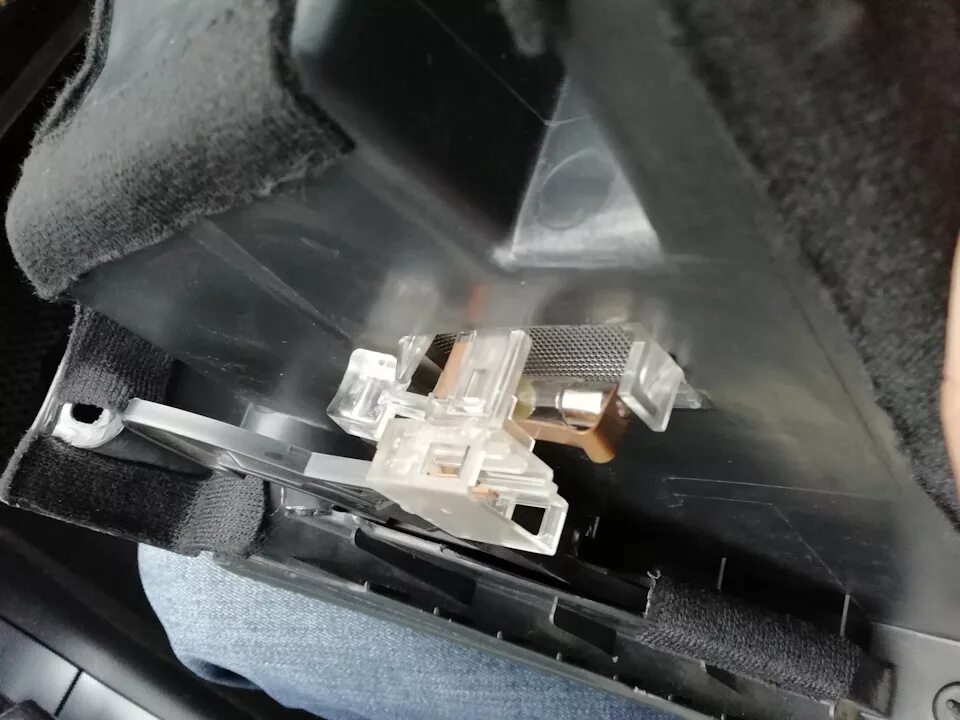 Как заменить лампочку в бардачке Замена лампочки бАрдачка Mazda 3 (2G) BL, 1,6 л, 2010 года своими руками DRIVE