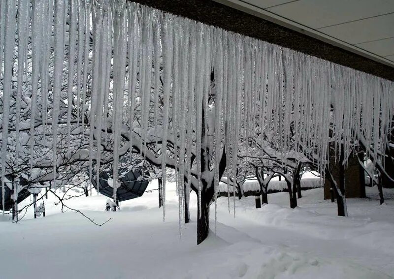 ледяные сосульки. сосульки в городе. сосульки на доме. сосульки на крыше. сосульки на крыше.