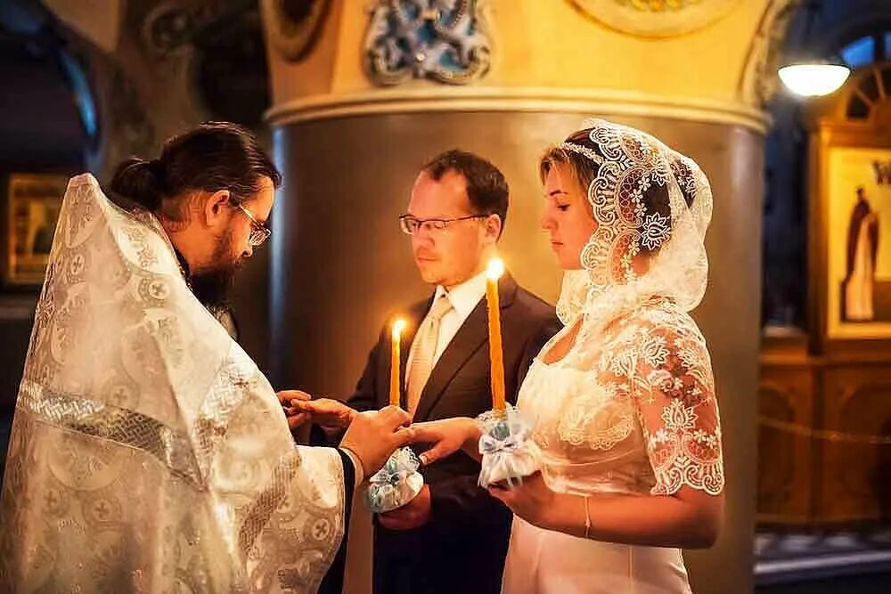 Христианская семья венчание. Звенчан. Церемония венчания в церкви. Свадьба в храме.