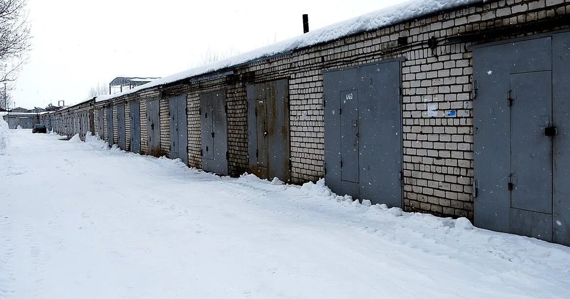 Сторож гаражного кооператива. Гараж в кооперативе. Гаражи зимой. Много гаражей. Гараж российский.