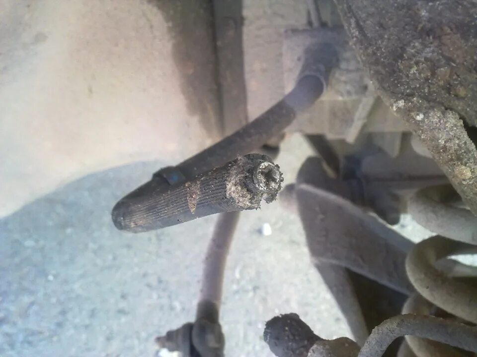 Заправочный пистолет со шлангом. Заправочный шланг бензоколонки. Вырвало шланг. Причина разрыва шланга обратки гур секвойя. Оборвал шланг заправки.