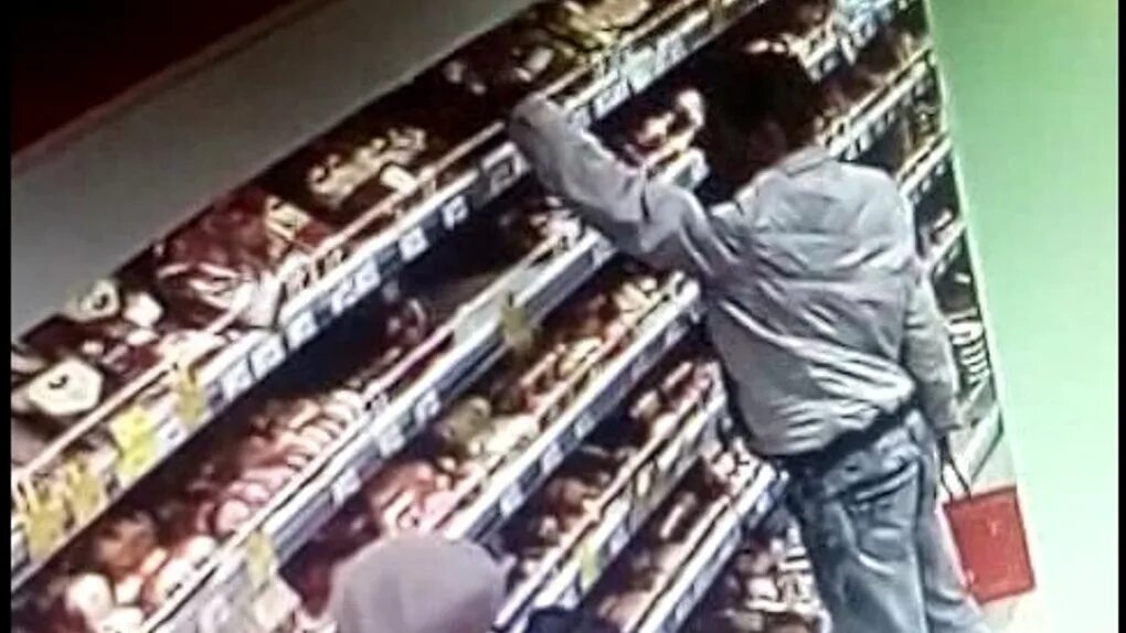 Кража устаревшее 4. Кража в магазине. кража из магазина. вор в магазине. грабитель в магазине.