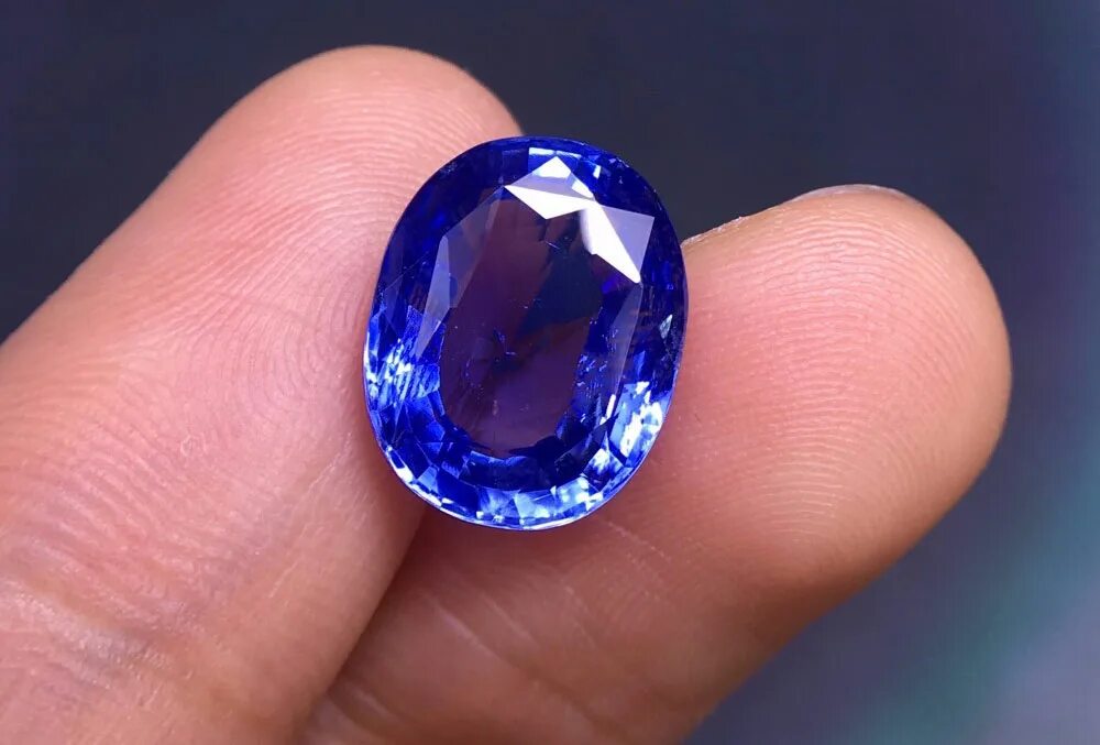 Синий сапфир камень. Сафир камень. Голубой драгоценный камень сапфир. Сапфир, «синий Яхонт».