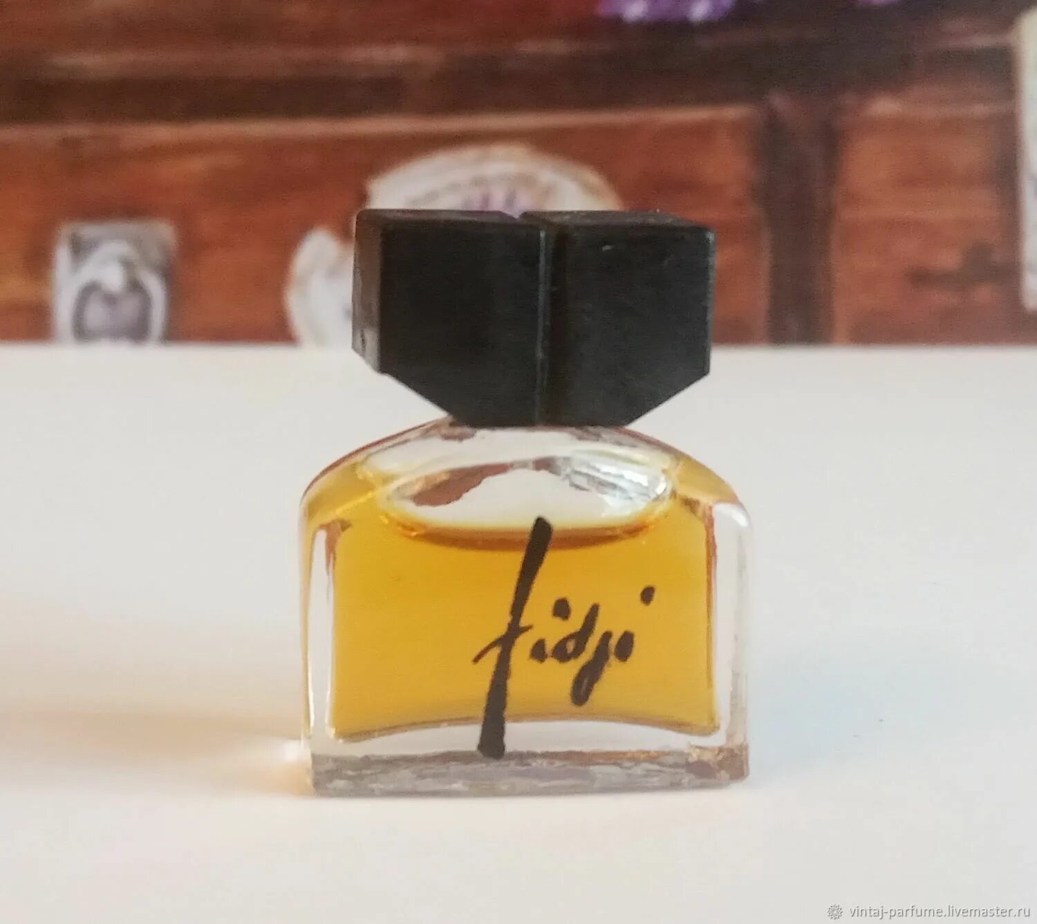 Фиджи оригинал купить. Fidji духи Винтаж. Guy Laroche Fidji 14 мл. Fidji духи 1,5 ml. Fidji Parfum Mini Винтаж.