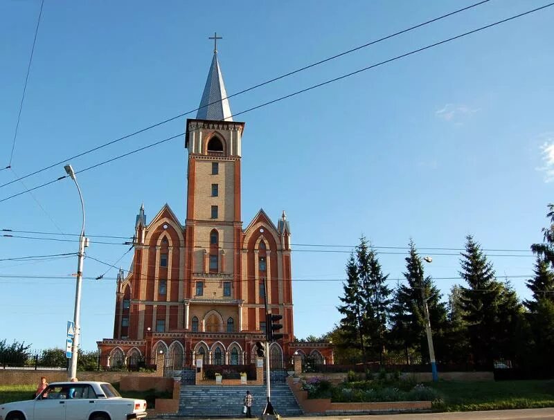 Памятник болгарским патриотам брянск фото. Памятник болгарским патриотам в брянске. Памятник болгарам брянск. Баптистский храм брянск. Церковь возрождение брянск.