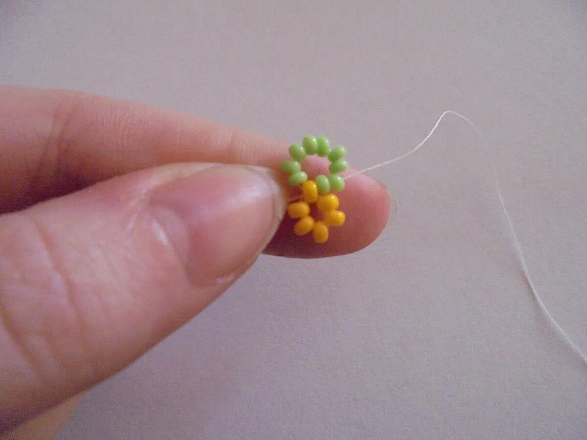 Кольца из бисера. Как сделать из бисера колечко цветочек. Бисероплетение схемы колец. Колечко из бисера цветочек. Как сделать из бисера колечко цветочек.