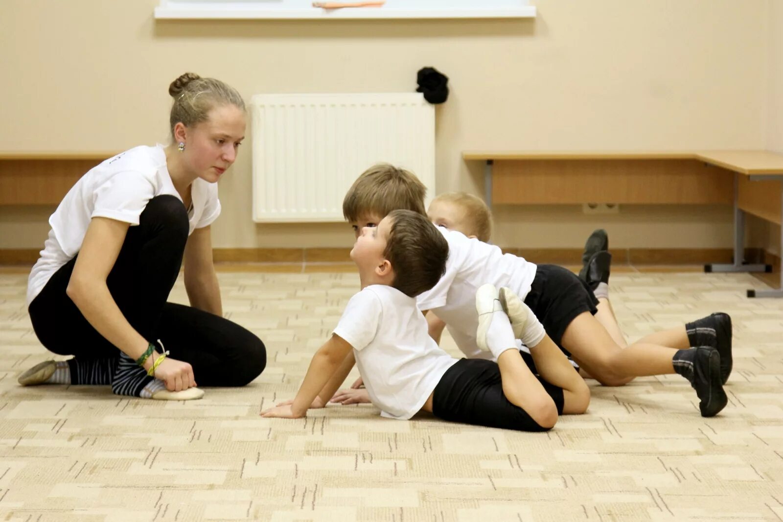 Детский тренинг. Занятия по танцам для детей. Хореография для детей. Занятия танцами с детьми. Ритмика для дошкольников.