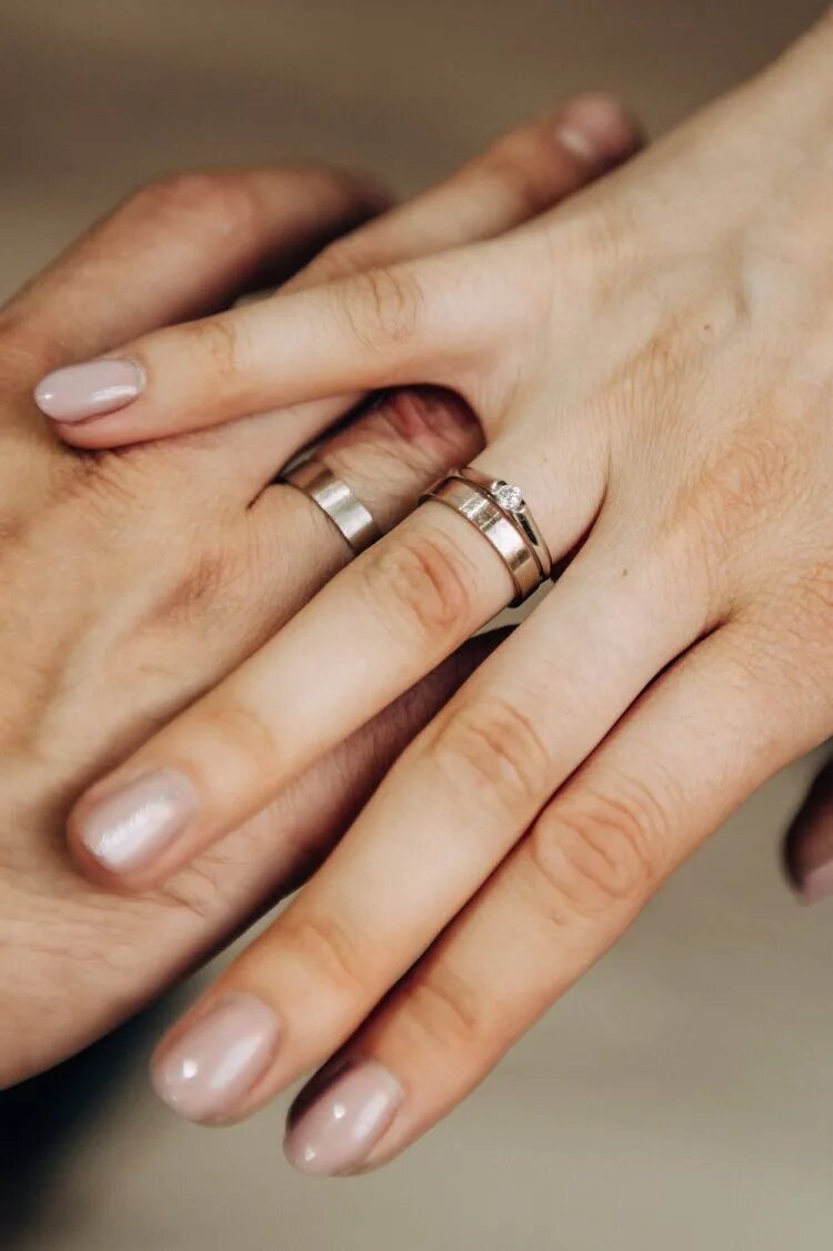 На какой руке носят армяне обручальное кольцо. Обручальное кольцо на пальце. Обручальные кольца на руках. Кольца на рухай обручальные. Классические обручальные кольца.