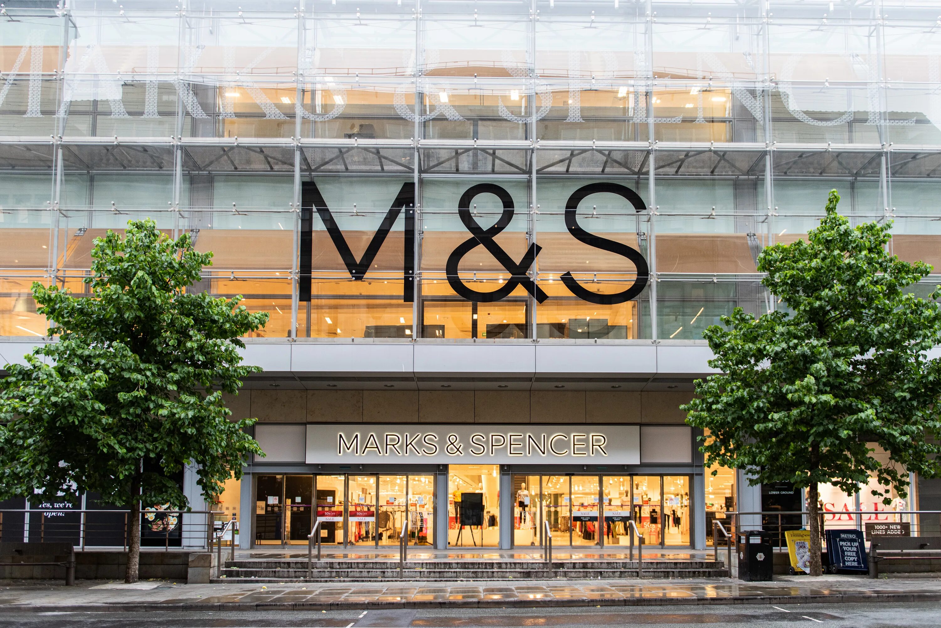 Сайт магазина маркс спенсер. Марка энд спенсер. Магазин marks & spencer в англии. Маркс энд спенсер екатеринбург. Марка энд спенсер.