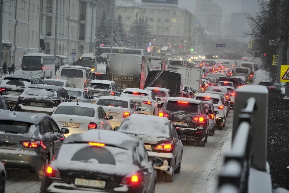 То сейчас на дорогах. Пробки Новосибирск. Автомобильная пробка. Пробки Новосибирск зимой. Пробки в городе Новосибирске.