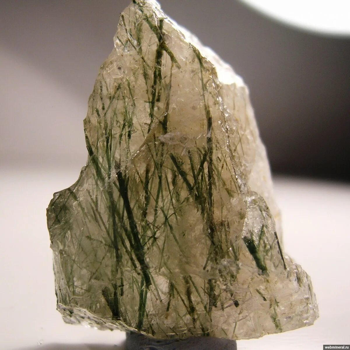 Графит горная порода. Минералы челябинской области. Минералы кыштыма. Слюда парагонит. Минерал барит месторождение.