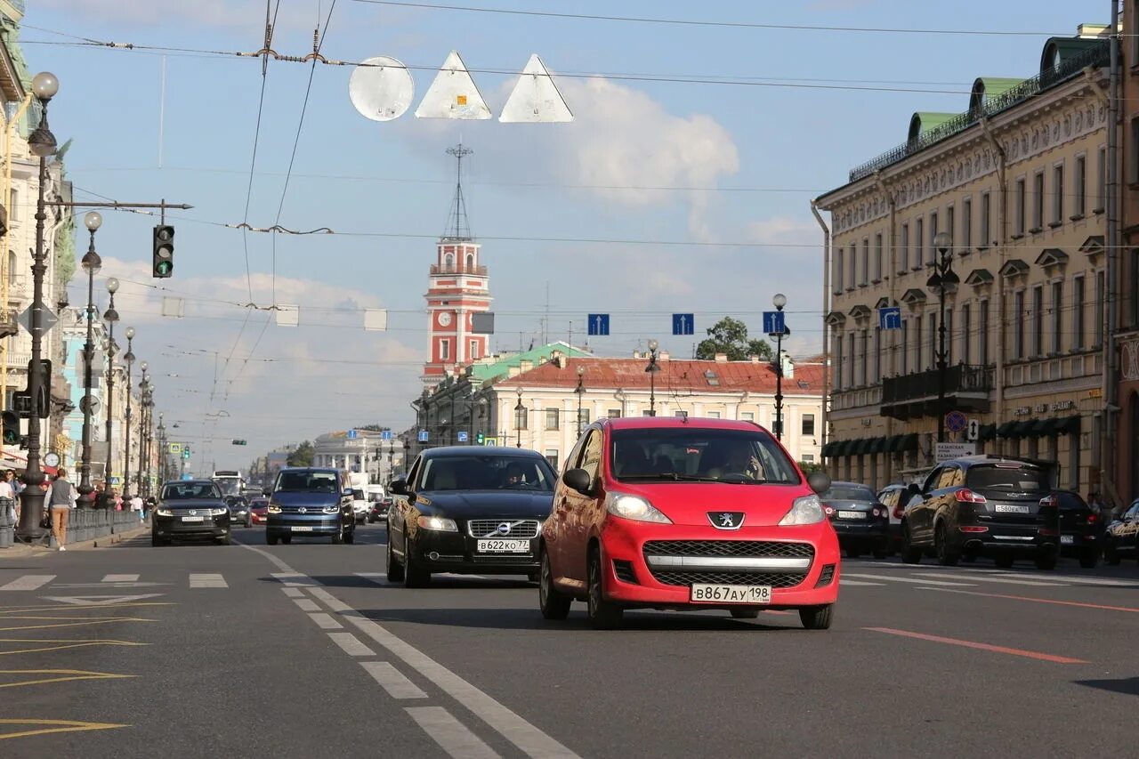 Машины в Питере. Машины городские обычные. Автомобиль на улице. Автомобили на улицах российских городов.